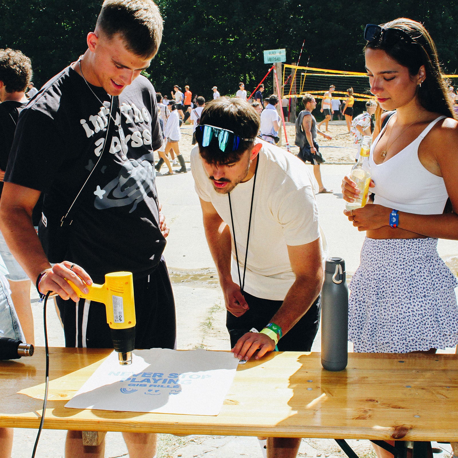 Teilnehmer bedrucken T-Shirt beim Siebdruckworkshop