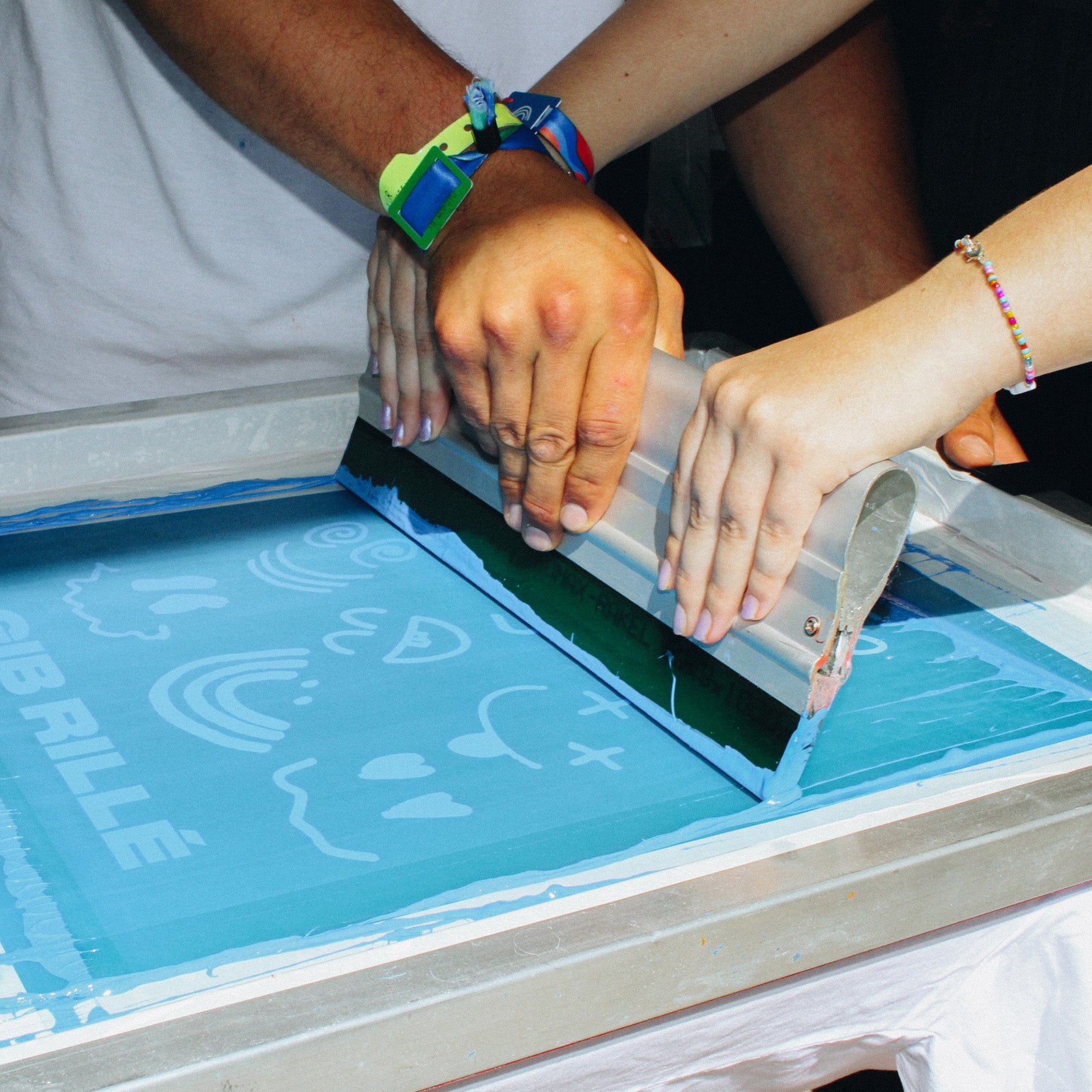 Siebdruck - Textil wird geflutet für gutes Druckergebnis