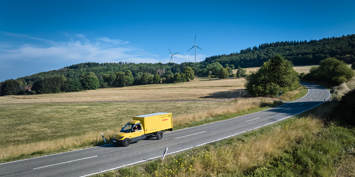 DHL Go Green - Lastwagen liefert Pakete