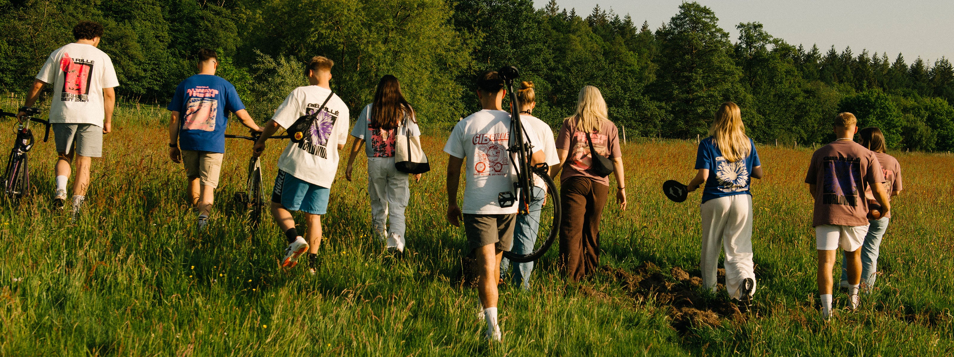 10 Personen tragen bedruckte T-Shirts aus nachhaltiger Produktion von Gib Rillé – Stickerei und Druck auf hochwertigen Textilien