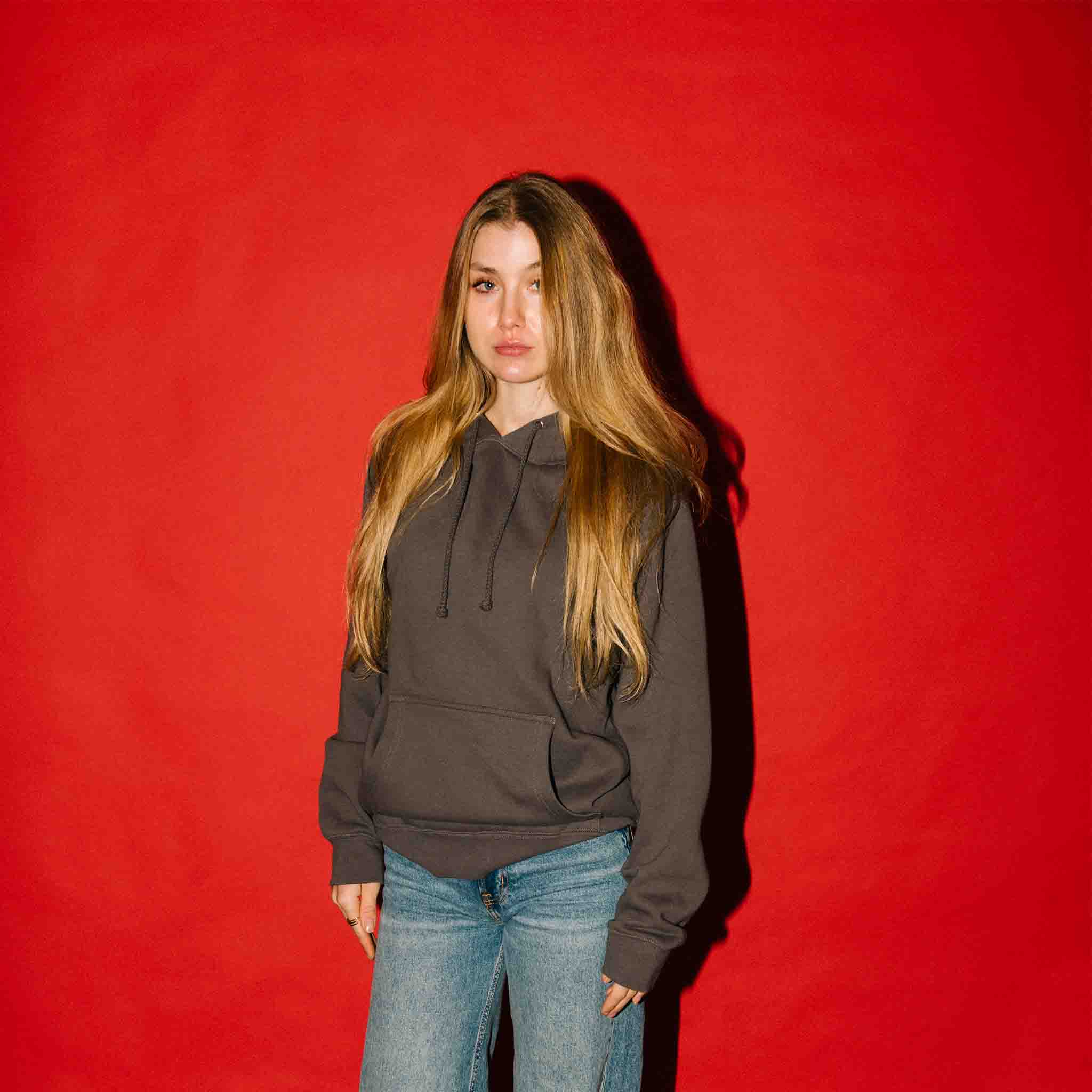 Gib Rillé Heavyweight Hoodie in dunkelgrau mit grafischem hellblauer Blume Frontansicht Streetwear