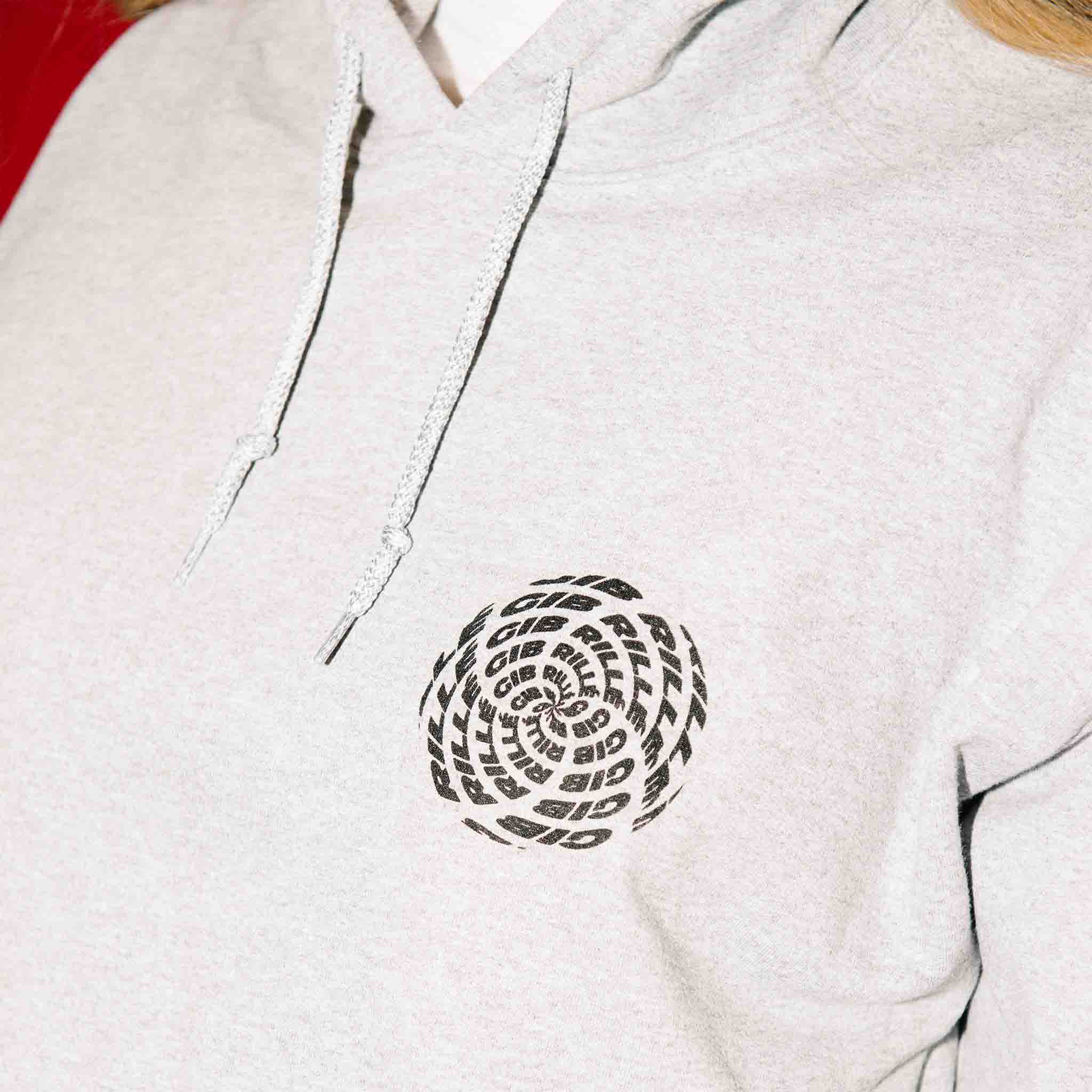 Gib Rillé Illusion Hoodie in Farbe grau mit grafischer Front Print Lightweight Close-Up