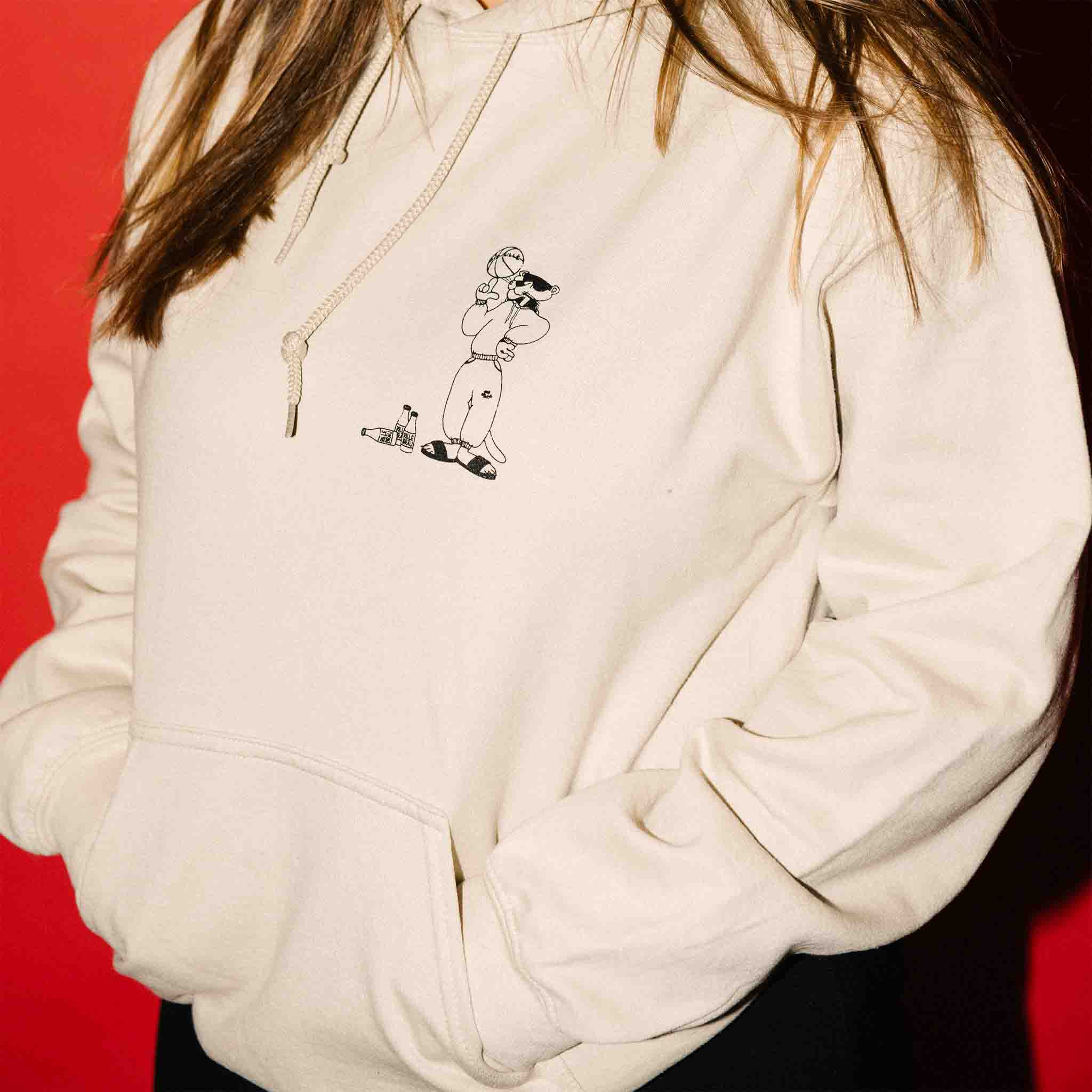 Close-up des beigefarbenen Gib Rillé Panther-Hoodies, das das Panther-Logo auf der Brust zeigt. Der Hoodie hat ein minimalistisches Design mit einer klaren, urbanen Ästhetik.