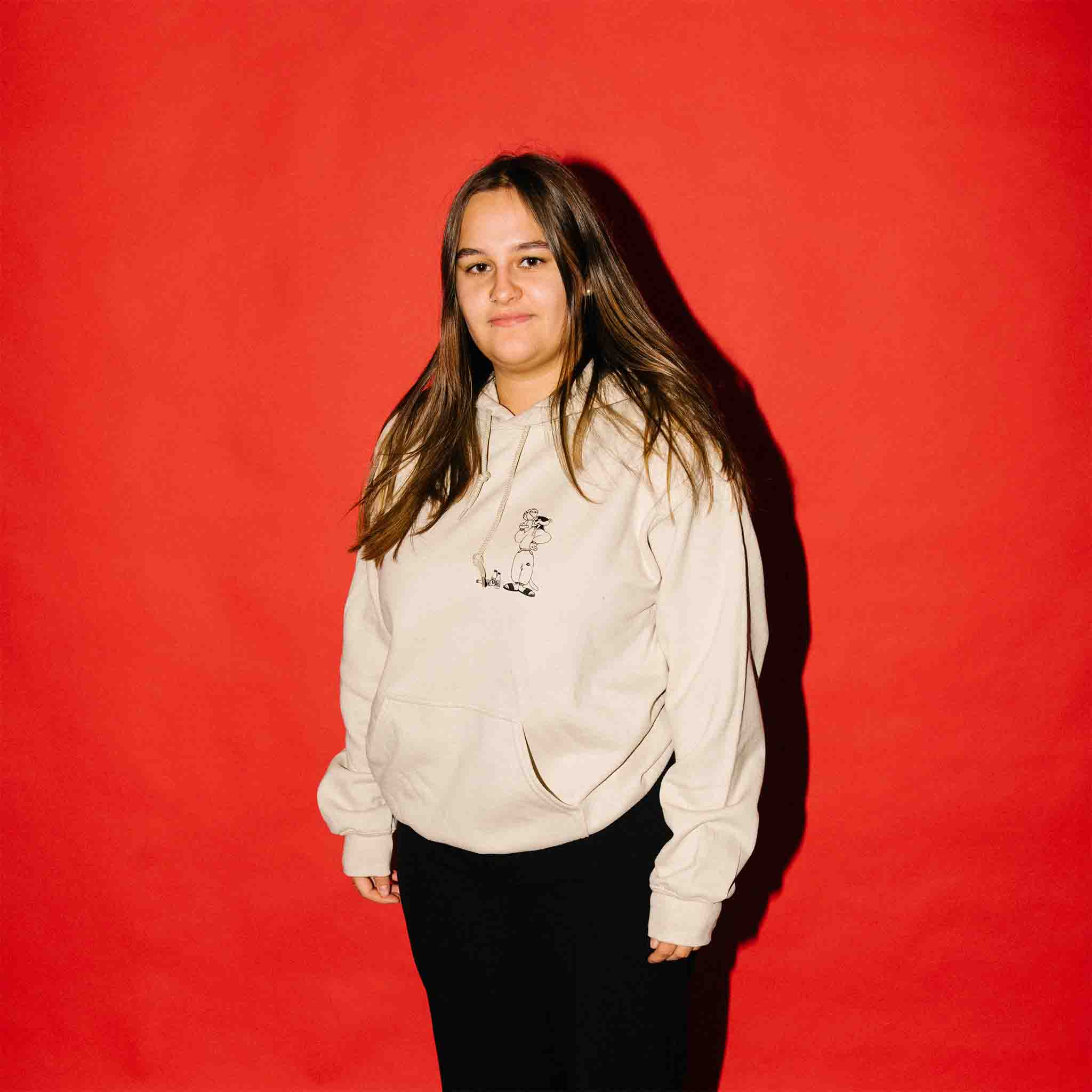 Vorneansicht eines Models im beigefarbenen Gib Rillé Panther-Hoodie. Der Hoodie zeigt das markante Panther-Logo auf der Brust und verleiht dem Outfit einen modernen, urbanen Look.