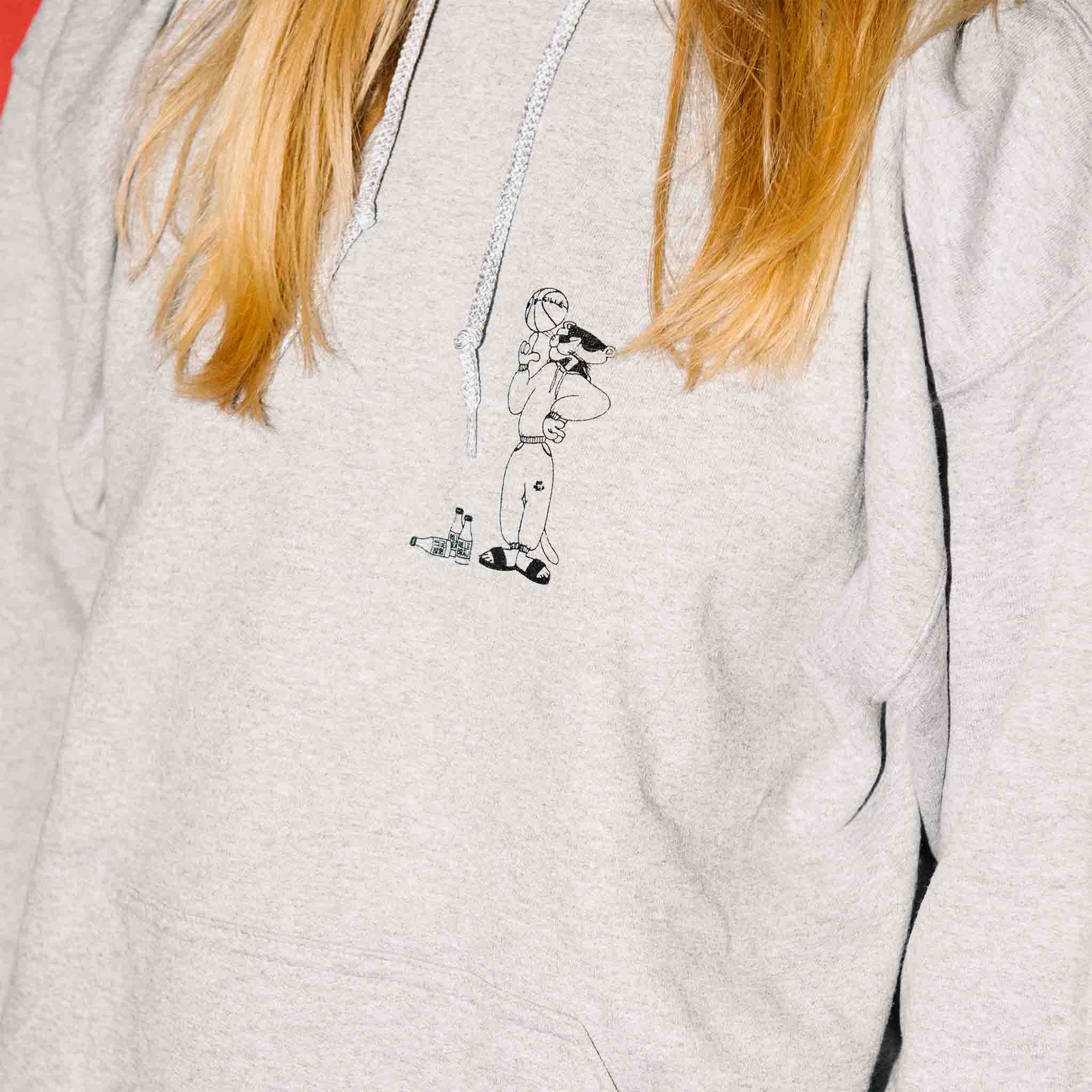 Nahaufnahme des Panther-Logos auf der Vorderseite des Hoodies von Gib Rillé. Das minimalistische, grafische Design hebt die Marke hervor.