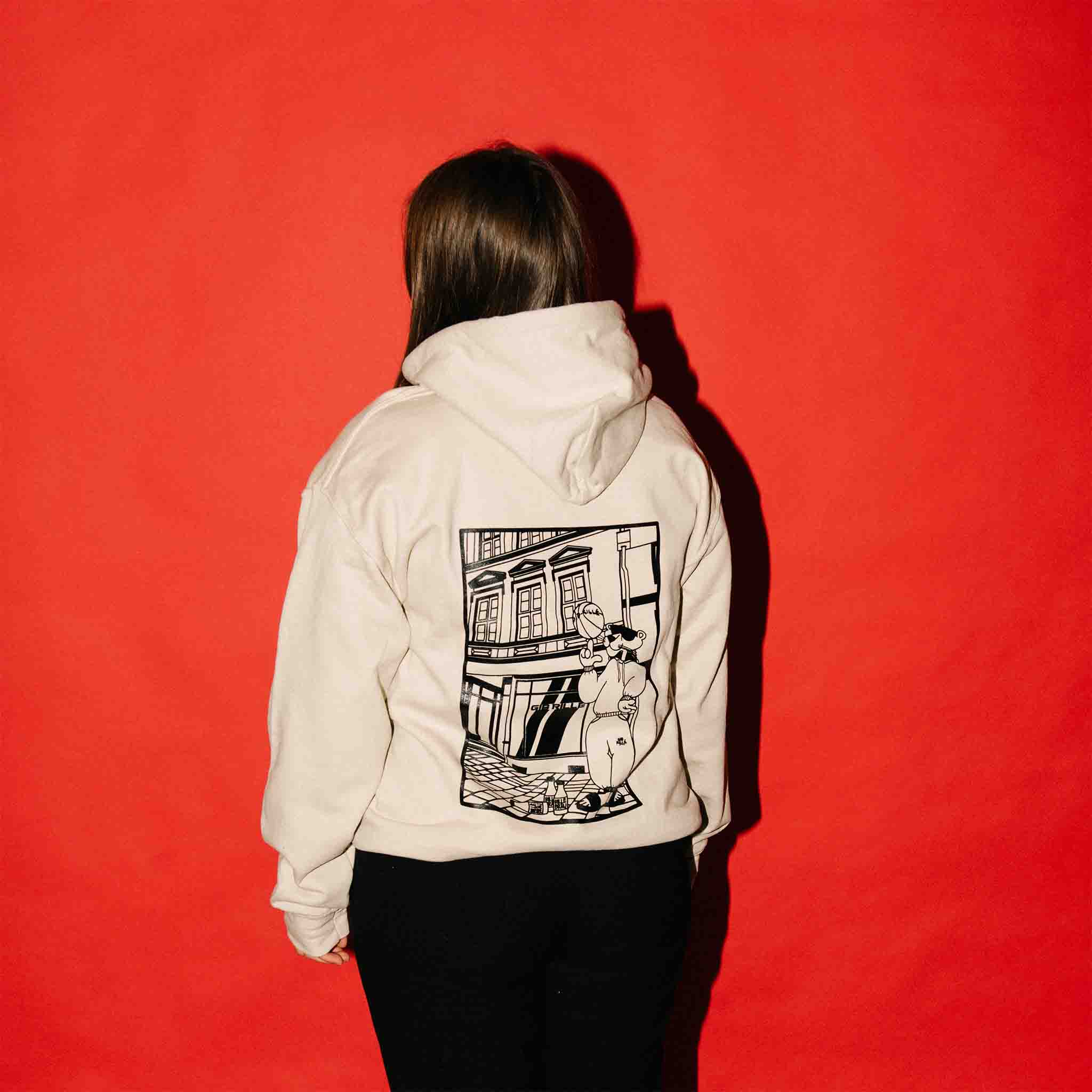 Beiger Panther Hoodie von Gib Rillé mit Backprint, der die kreative und nachhaltige Mode der Marke zeigt.