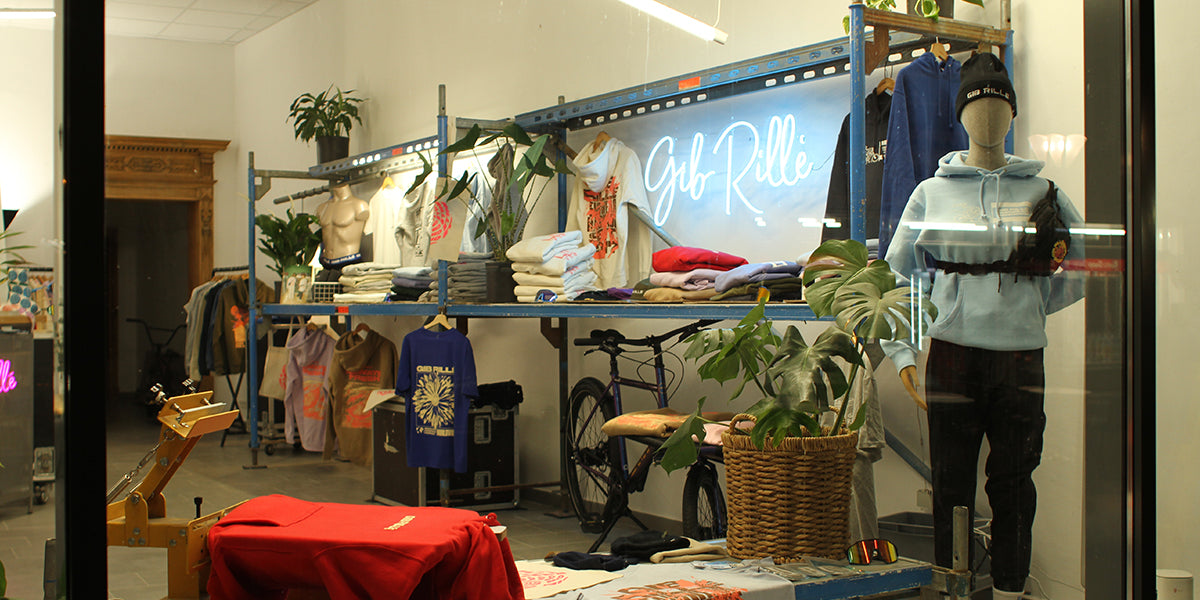 Pop-up Store von Gib Rillé in der Lüneburger Innenstadt – Streetwear mit nachhaltiger Stickerei und Druck - Pop Up Store Konzept