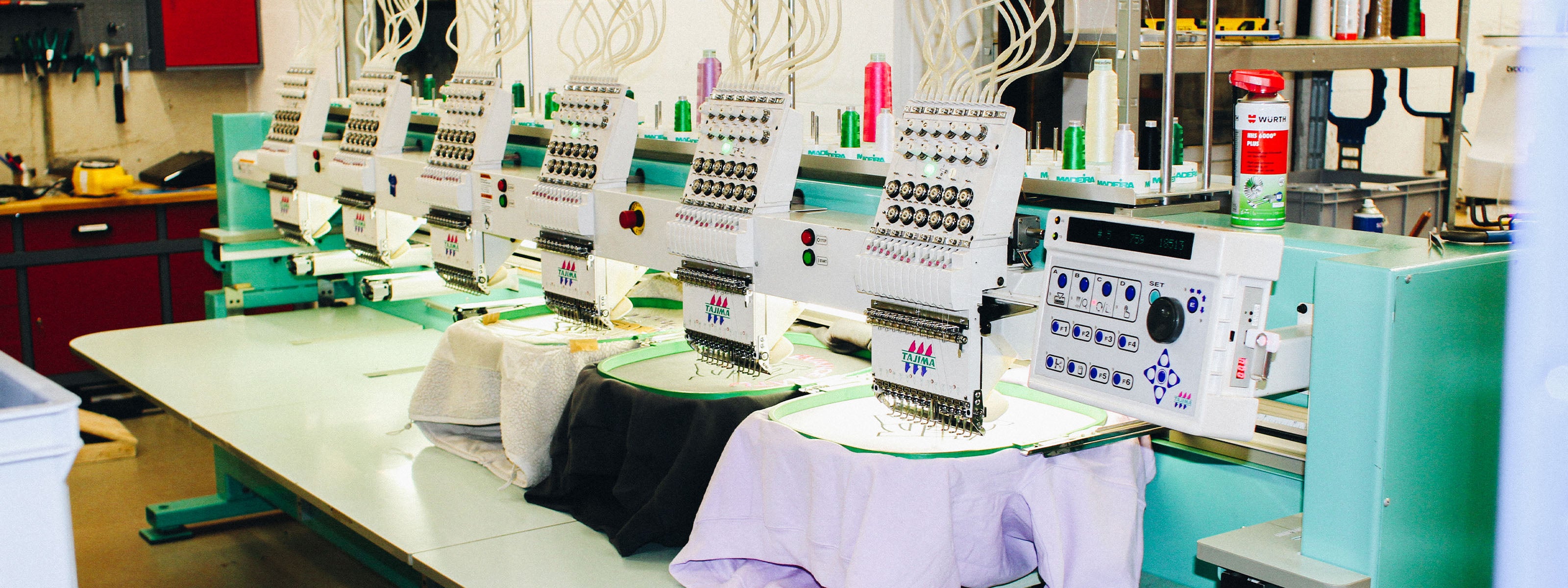 Gesamtansicht der Stickmaschine – Effiziente Fertigung von hochwertigen Stickdesigns bei Gib Rillé aus Lüneburg