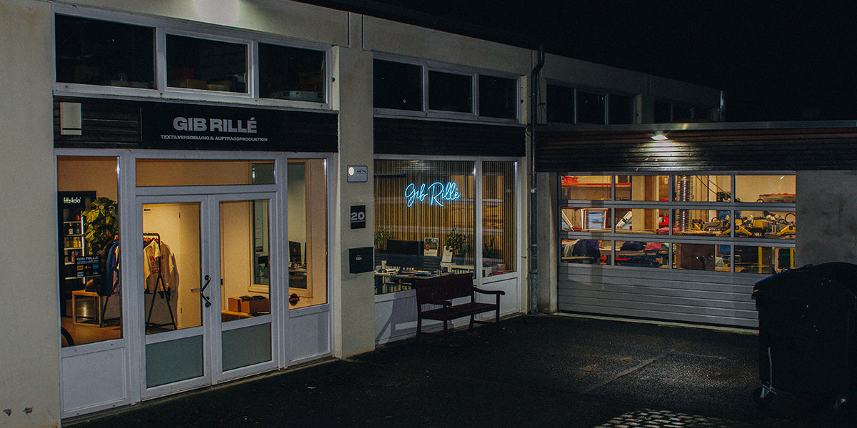 Nachhaltige Textilproduktion von Gib Rillé in Lüneburg – Außenansicht des Produktionsgebäudes mit Fokus auf umweltfreundliche Stickerei und Textilveredelung. Nahe Hamburg, wo hochwertige Textilien für Unternehmen und Vereine entstehen.