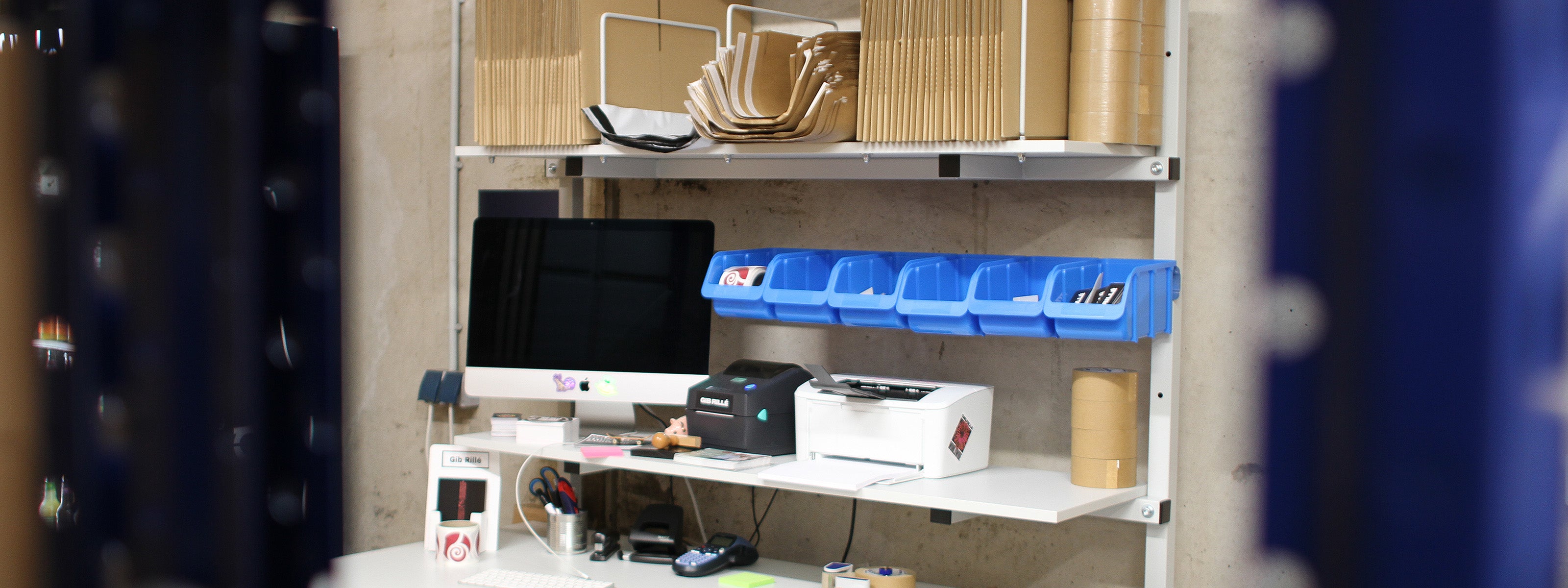 Fulfillment für Merch bei Gib Rillé – Effiziente Verpackung und Versand von individuell besticktem Merchandise