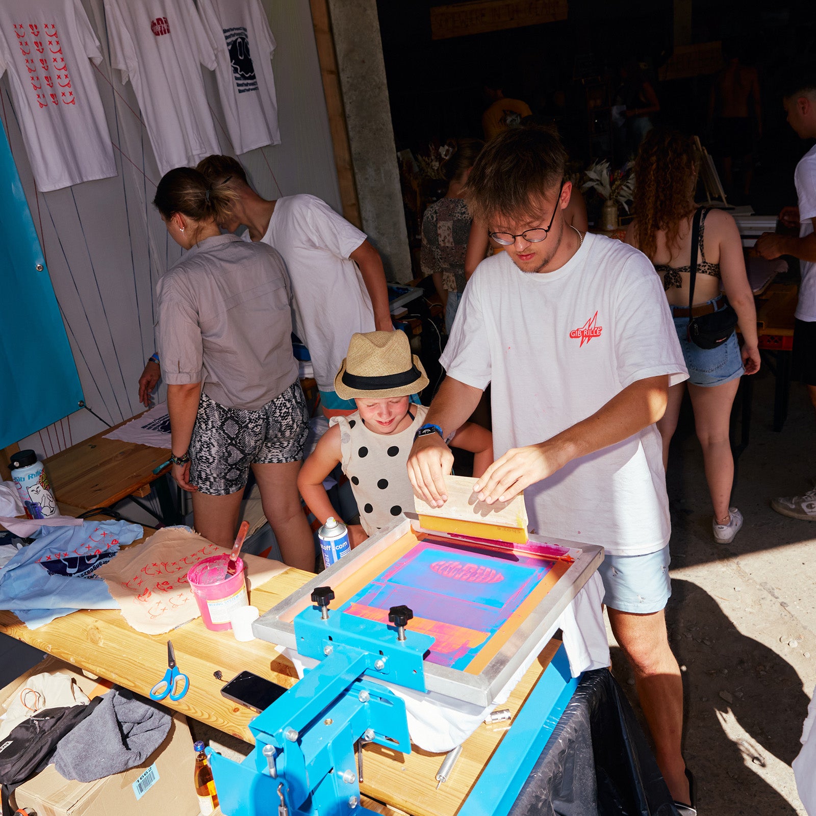 Siebdruck Workshop - Teilnehmer druckt T-Shirt