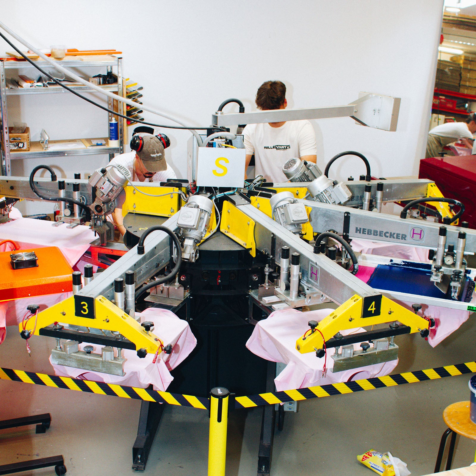 Textildruck Großauflage - kurze Lieferzeit - Vollautomatische Siebdruckmaschine wird von Siebdruckern benutzt