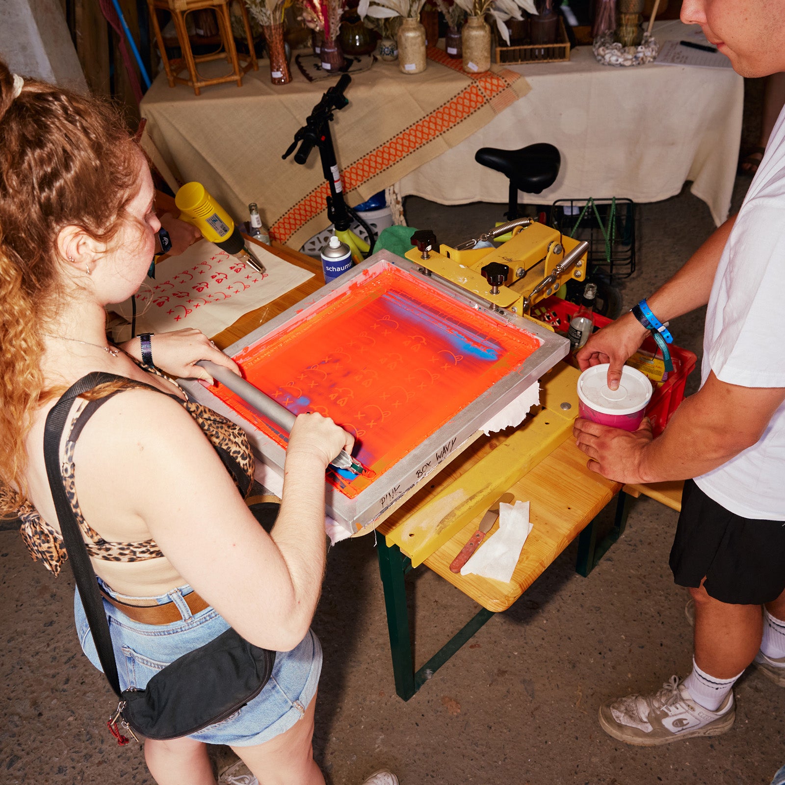 Siebdruck-Workshop mit Teilnehmern, die aktiv an der Herstellung von bedruckten Textilien beteiligt sind, in einer kreativen und lehrreichen Atmosphäre