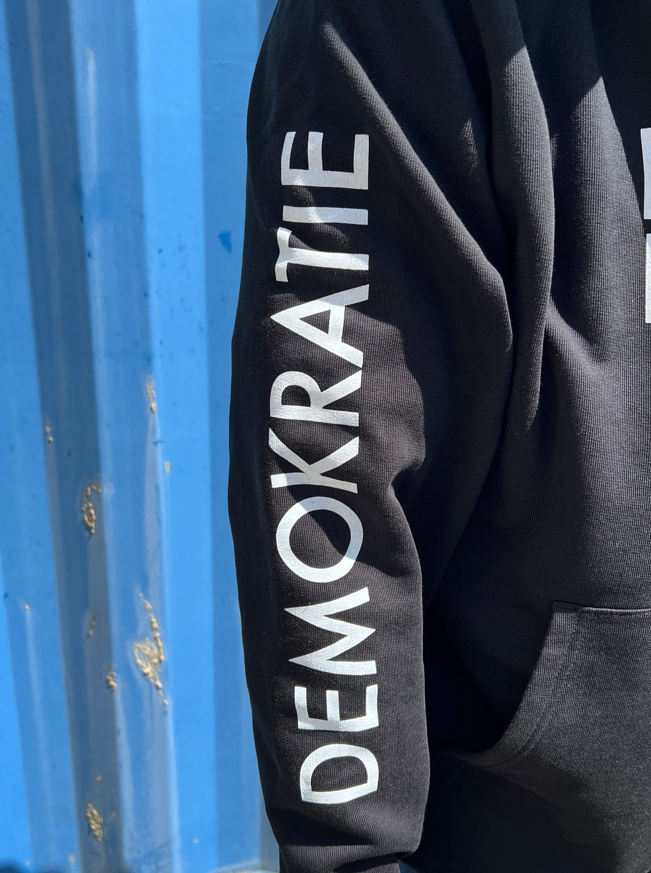 Ärmel Druck "Demokratie" Demut Digga Hoodie in schwarz - Hoodie bedruckt in Lüneburg
