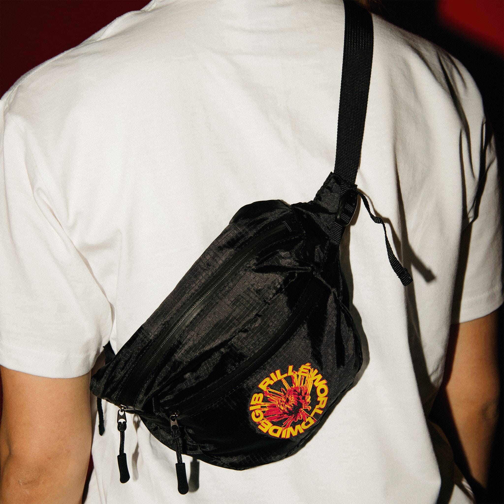 Bauchtasche Gib Rillé black mit Logo getragen auf dem Rücken