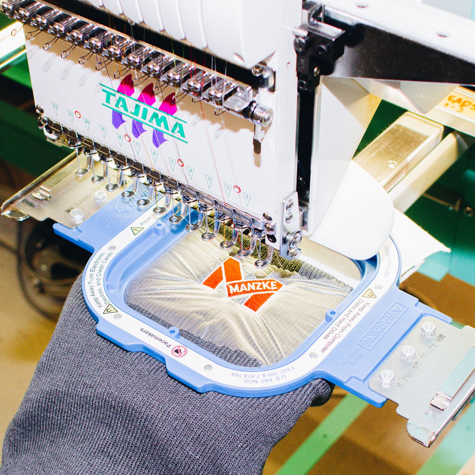 Arbeitskleidung bestickt in Lüneburg Mütze grau bestickt in Tajima Stickmaschine