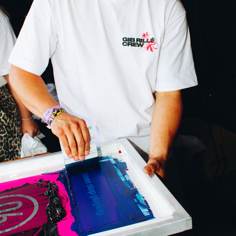 Teilnehmer:innen beim Nike-Siebdruck-Workshop von Gib Rillé auf dem Pangea Festival