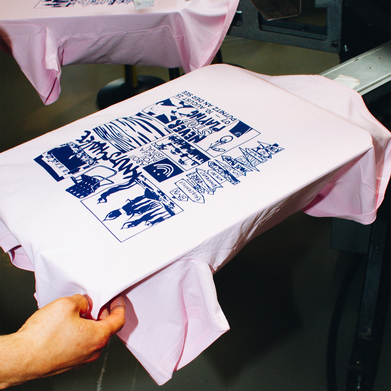 Einfarbiger große Backprint auf 100% Bio-Baumwoll T-Shirt frisch mit Siebdruck gedruckt - vollautomatische Maschine