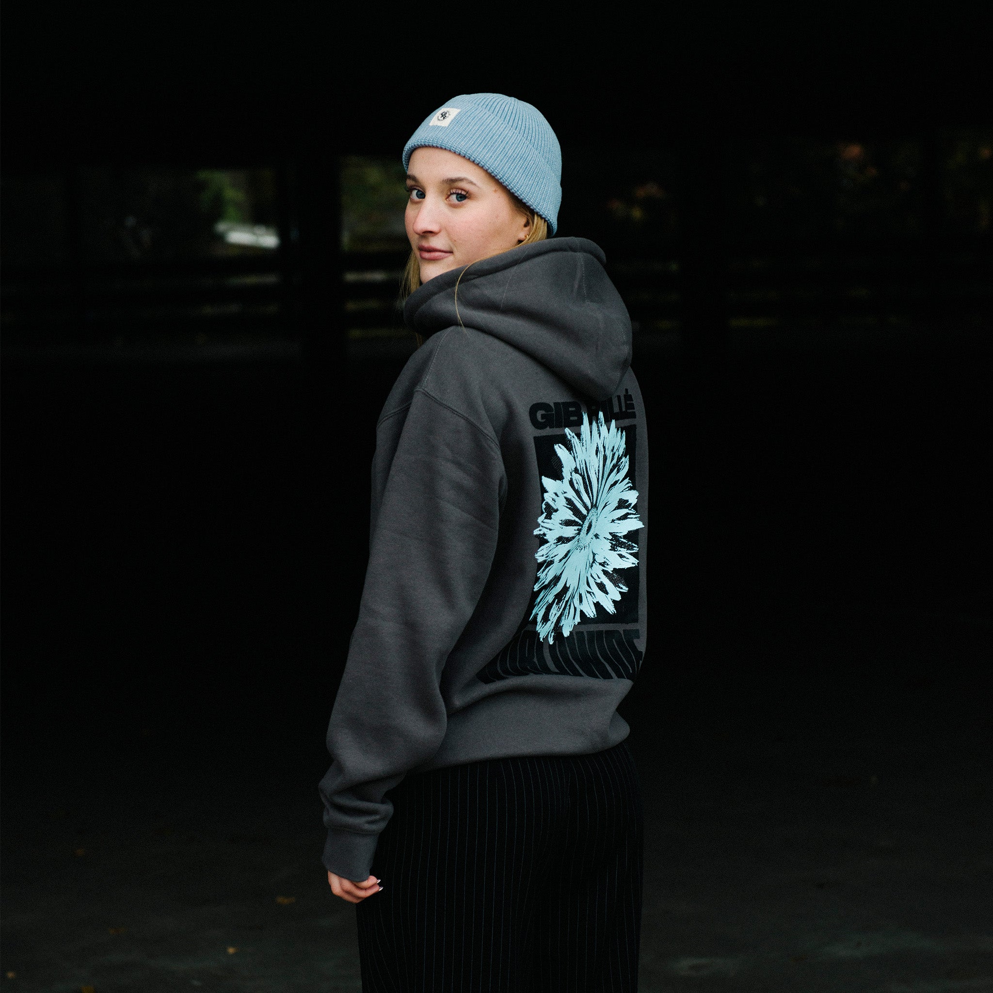 Gib Rillé Heavyweight Hoodie in dunkelgrau mit grafischem hellblauer Blume Rückenasicht Streetwear Outdoor Foto Lifestyle