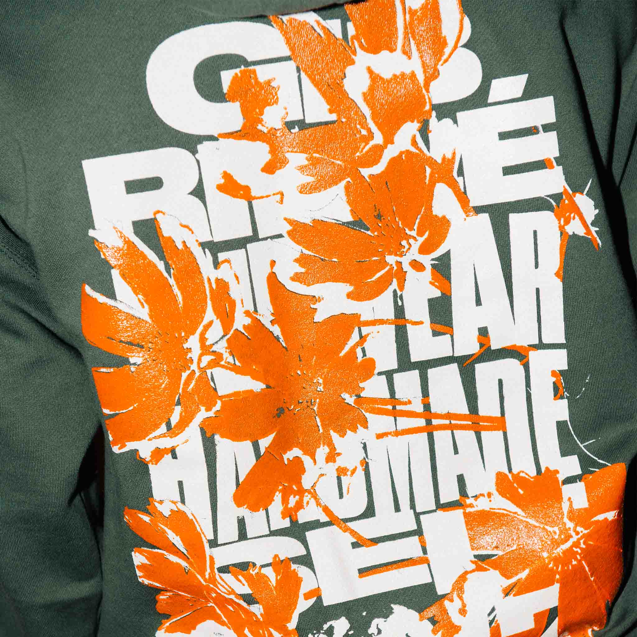 Gib Rillé Heavyweight Hoodie in dunkelgrün mit grafischem Backprint Blume in grau und orange Rücken ansicht Streetwear - Close-Up