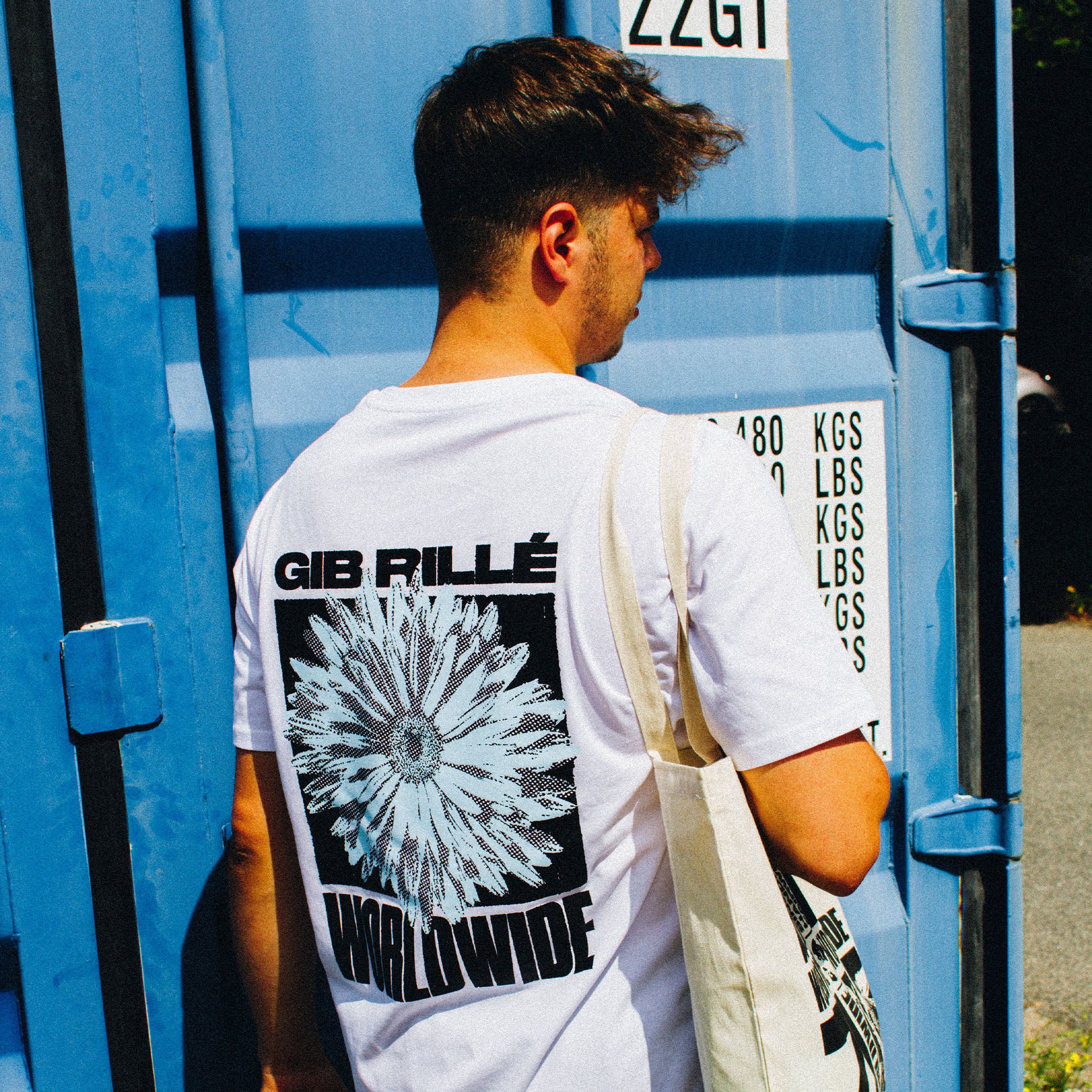 Gib Rillé weißes T-Shirt bedruckt schwarze Grafik mit blauer Blume