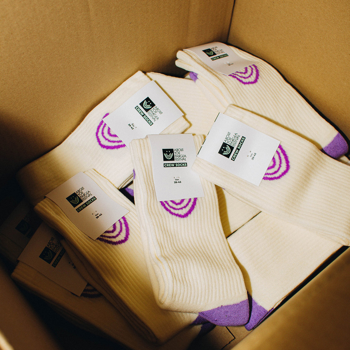 Gib Rillé produziert personalisierte Firmen-Socken – hochwertige gewebte Logos für B2B-Kunden