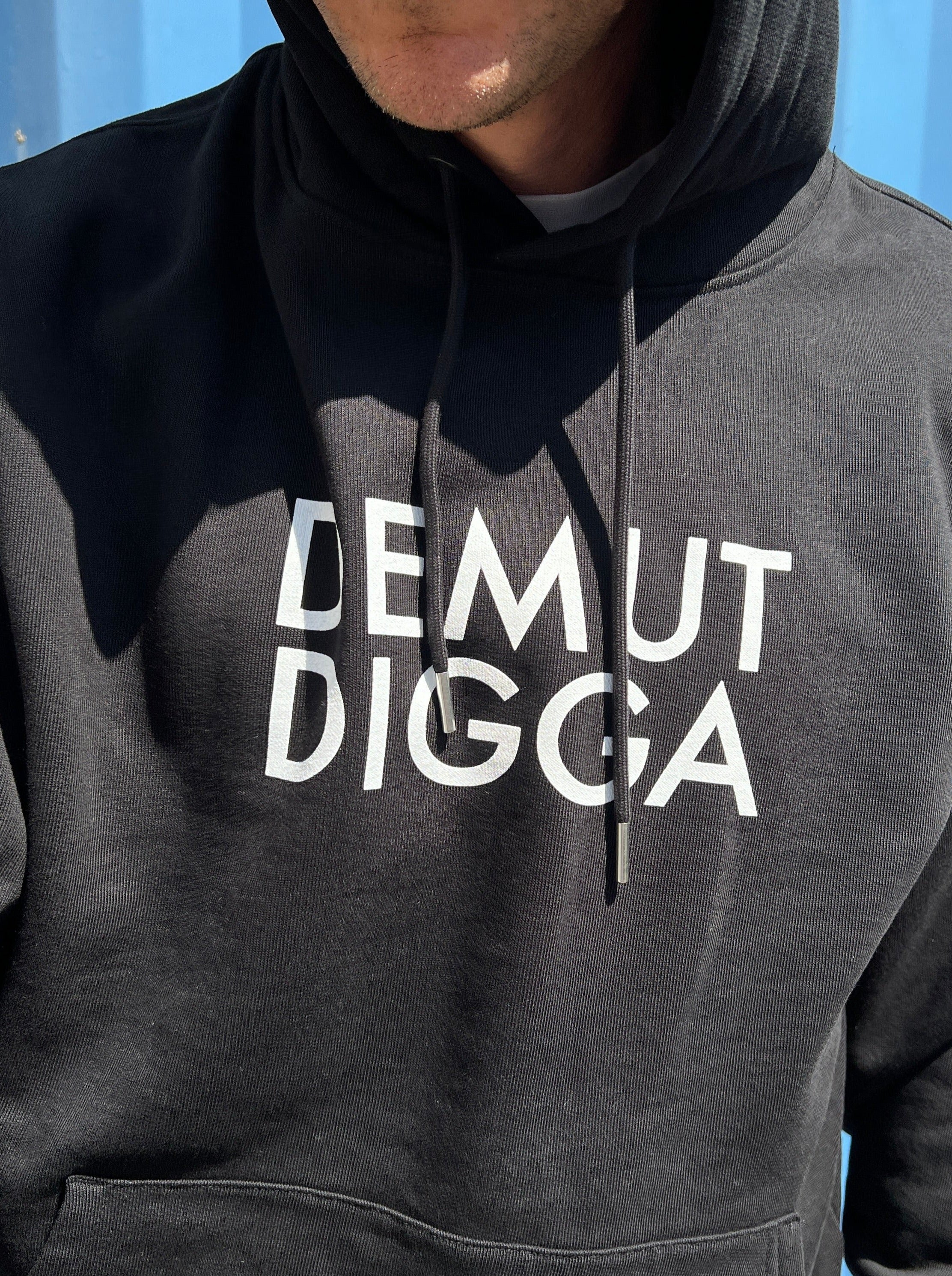 Demut Digga Hoodie front Print auf schwarzem Hoodie