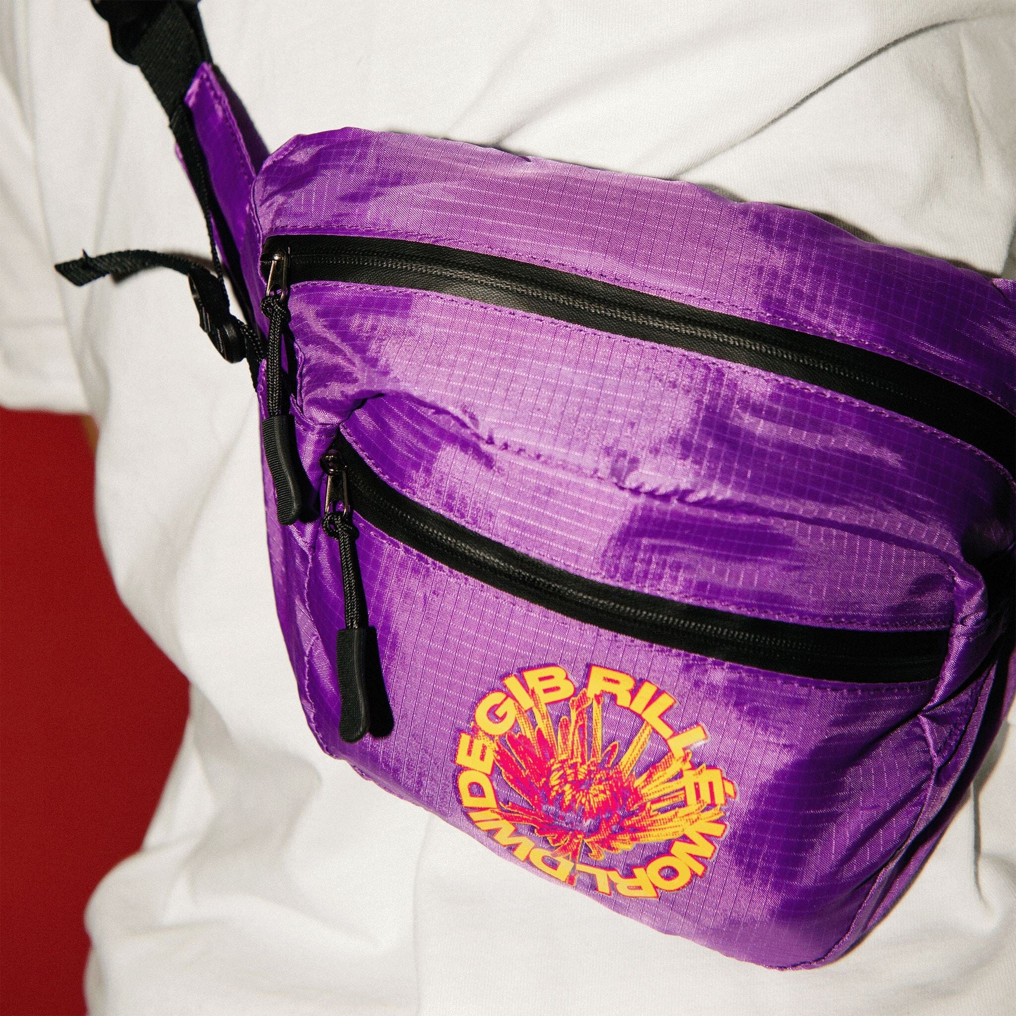 Detailansicht Bauchtasche Violet Lila mit Logo recyceltes Polyester nachhaltige Bauchtasche